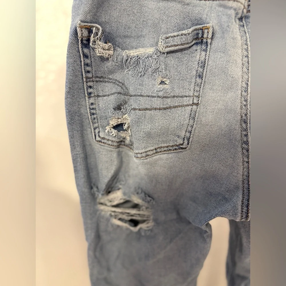 American Eagle Distressed Straight Mom Jeans Size 6 Long Light Wash Ripped Denim - Picture 10 of 14